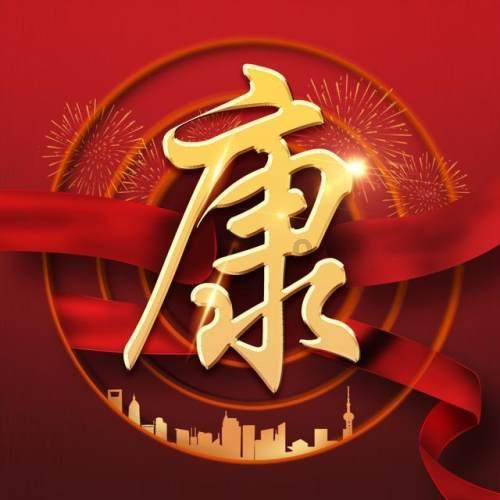 沙滩游玩的女孩们